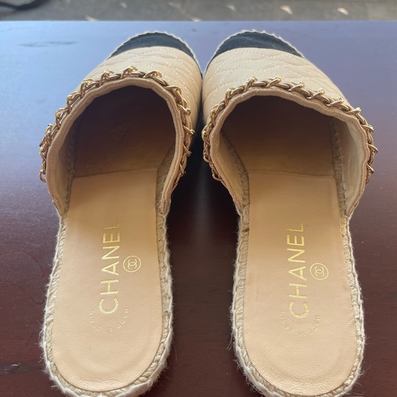 CHANEL Quilted Beige and Black Mules with Gold Chain - Picture 2 of 5